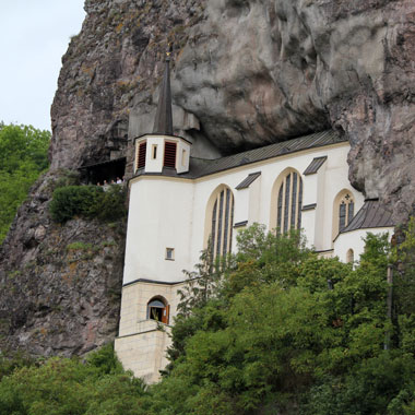 Felsenkirche - in einer Felsenniche über dem Stadtteil Oberstein errichtet, mit Aussichtsplattform neben dem Kirchturm.